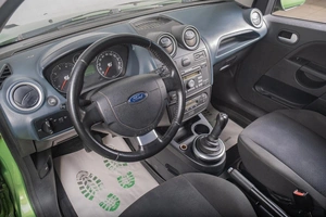 Хетчбэк Ford Fiesta 2006 года, 379000 рублей, Томск