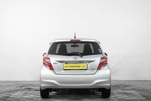 Хетчбэк Toyota Vitz 2015 года, 749000 рублей, Кемерово