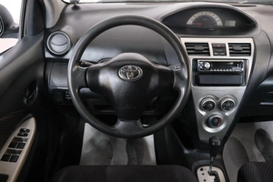 Седан Toyota Yaris 2007 года, 559000 рублей, Омск