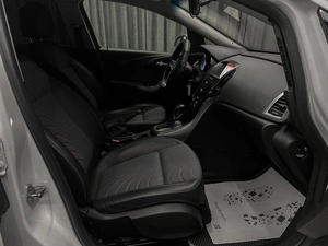 Хетчбэк Opel Astra 2014 года, 700000 рублей, Красноярск