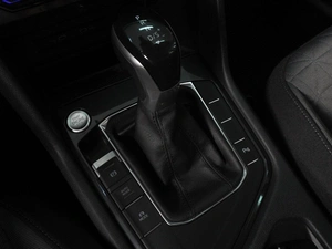 Внедорожник Volkswagen Tiguan 2021 года, 2920000 рублей, Красный Пахарь