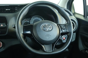 Хетчбэк Toyota Vitz 2015 года, 1199000 рублей, Омск