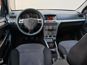 Седан Opel Astra 2011 года, 640000 рублей, Краснодар