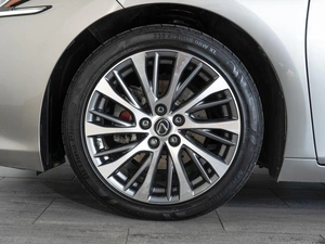 Седан Lexus ES 2019 года, 3399000 рублей, Саратов