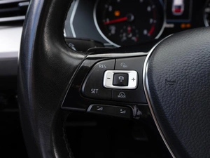 Седан Volkswagen Passat 2018 года, 1699000 рублей, Саратов