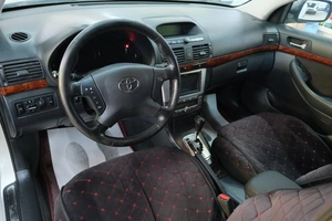 Седан Toyota Avensis 2004 года, 769000 рублей, Омск