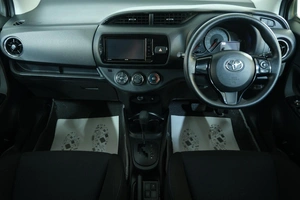 Хетчбэк Toyota Vitz 2015 года, 1199000 рублей, Омск