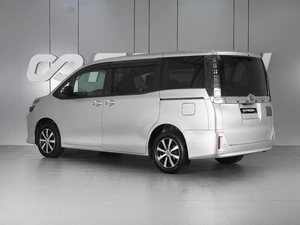 Минивэн Toyota Voxy 2017 года, 1998000 рублей, Минеральные Воды