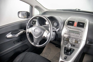 Хетчбэк Toyota Auris 2009 года, 609000 рублей, Пермь