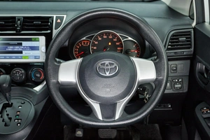 Хетчбэк Toyota Ractis 2014 года, 999000 рублей, Красноярск