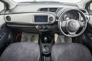 Хетчбэк Toyota Vitz 2013 года, 889000 рублей, Барнаул