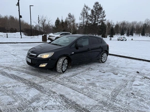 Хетчбэк Opel Astra 2011 года, 715000 рублей, Красноярск