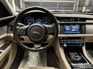 Седан Jaguar XF 2017 года, 2600000 рублей, Красноярск