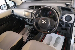 Хетчбэк Toyota Vitz 2011 года, 749000 рублей, Омск