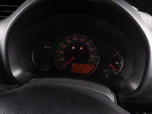 Хетчбэк Toyota Vitz 2018 года, 990000 рублей, Красный Пахарь