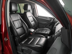 Внедорожник Volkswagen Tiguan 2012 года, 1199000 рублей, Тюмень