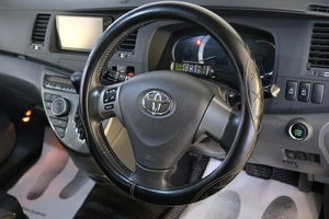 Минивэн Toyota Isis 2010 года, 1229000 рублей, Омск