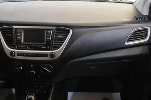 Седан Hyundai Solaris 2017 года, 1079000 рублей, Омск
