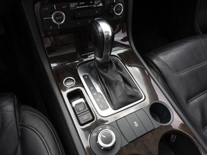 Внедорожник Volkswagen Touareg 2011 года, 2419000 рублей, Саратов