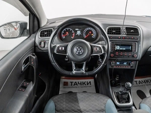 Седан Volkswagen Polo 2020 года, 1050000 рублей, Красноярск