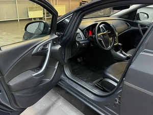 Седан Opel Astra 2013 года, 647000 рублей, Красноярск