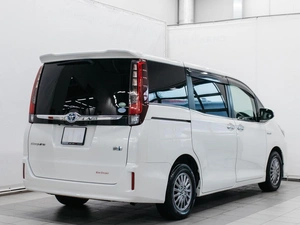 Минивэн Toyota Esquire 2016 года, 1699000 рублей, Красноярск