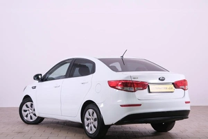 Седан Kia Rio 2015 года, 799000 рублей, Омск