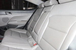 Седан Hyundai Elantra 2015 года, 1289000 рублей, Новосибирск