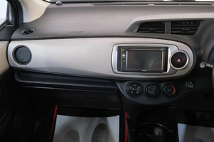 Хетчбэк Toyota Vitz 2011 года, 749000 рублей, Омск