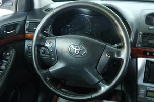 Седан Toyota Avensis 2004 года, 749000 рублей, Омск