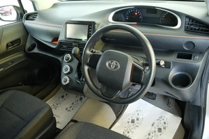 Минивэн Toyota Sienta 2015 года, 1199000 рублей, Омск