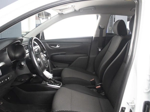 Хетчбэк Kia Rio X-Line 2018 года, 1450000 рублей, Омск