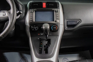 Хетчбэк Toyota Auris 2011 года, 1009000 рублей, Сургут