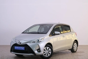 Хетчбэк Toyota Vitz 2019 года, 1249000 рублей, Омск