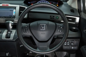 Минивэн Honda Freed 2015 года, 997000 рублей, Красноярск
