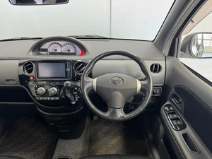 Минивэн Toyota Sienta 2013 года, 995000 рублей, Красноярск
