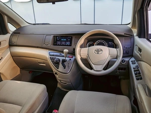 Минивэн Toyota Isis 2015 года, 1190000 рублей, Краснодар