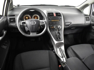 Хетчбэк Toyota Auris 2011 года, 863100 рублей, Казань