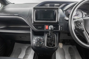 Минивэн Toyota Voxy 2018 года, 2089000 рублей, Барнаул