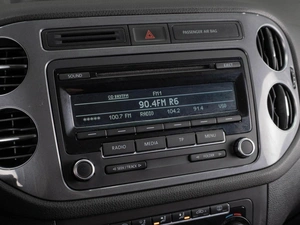 Внедорожник Volkswagen Tiguan 2011 года, 979000 рублей, Тюмень