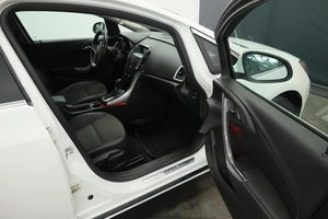Седан Opel Astra 2013 года, 925000 рублей, Курск