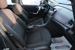 Хетчбэк Opel Astra 2014 года, 669000 рублей, Омск