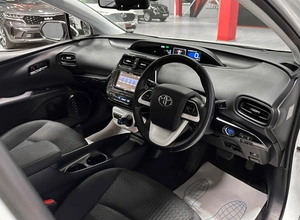 Лифтбек Toyota Prius 2016 года, 1697000 рублей, Красноярск