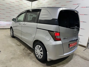Минивэн Honda Freed 2010 года, 995000 рублей, Красноярск