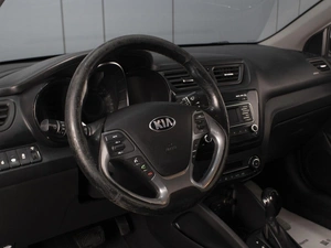 Седан Kia Rio 2015 года, 915000 рублей, Омск