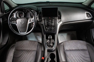 Седан Opel Astra 2014 года, 689000 рублей, Сургут