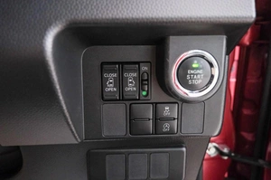 Минивэн Toyota Roomy 2017 года, 939000 рублей, Красноярск