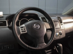 Хетчбэк Nissan Tiida 2010 года, 709000 рублей, Омск