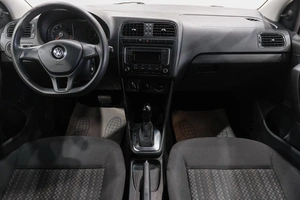 Седан Volkswagen Polo 2016 года, 1099000 рублей, Новокузнецк