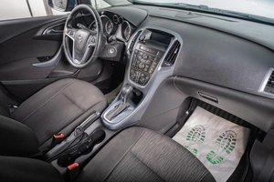 Седан Opel Astra 2012 года, 799000 рублей, Томск